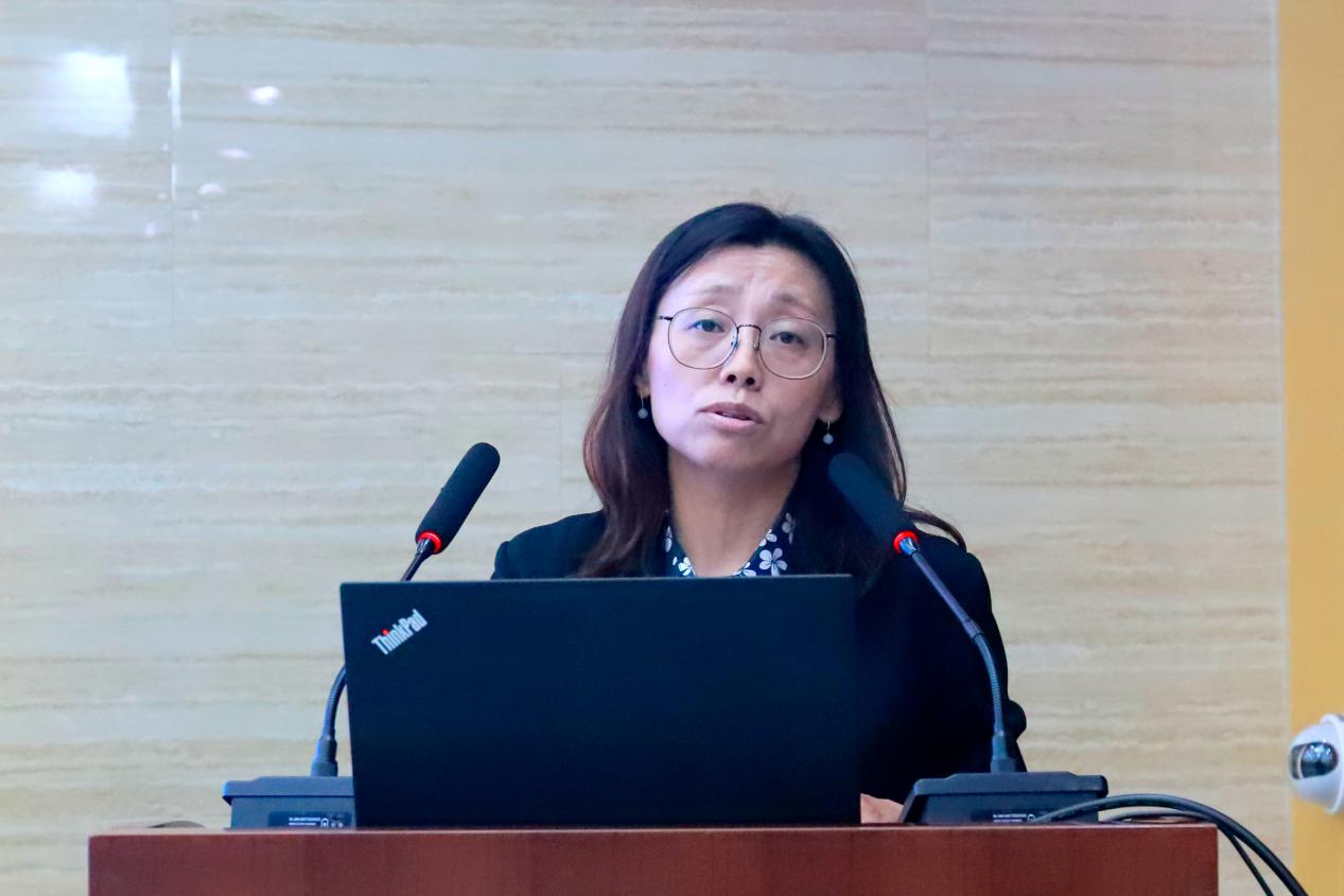 学工部部长薛红霞作报告